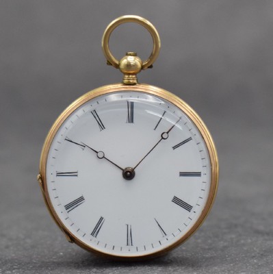 Offene Zylindertaschenuhr mit Schlüsselaufzug in GG 750/000, Schweiz um 1860, guill. Geh. m. verg. Metallcuvette, Boden m. freiem Monogrammspiegel, ...