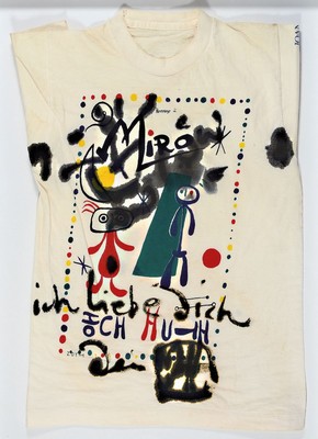 Horst Janssen, 1929 - 1995, mit schwarzer Farbe übermaltes Miró-T-shirt, Unikat, monogrammiert, im edlen Objektrahmen, 1980er Jahre, Provenienz St. ...