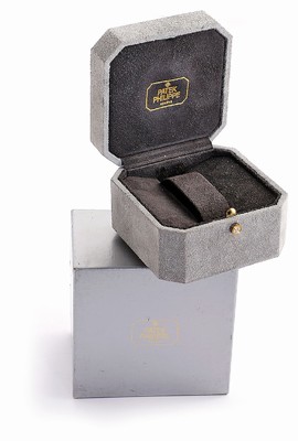 PATEK PHILIPPE graue Lederbox u.a für Nautilus mit original Überkarton, Schweiz um 1980, Originalzustand, gut erhalten, M. Etui ca. 66 x 90 x 90 ...
