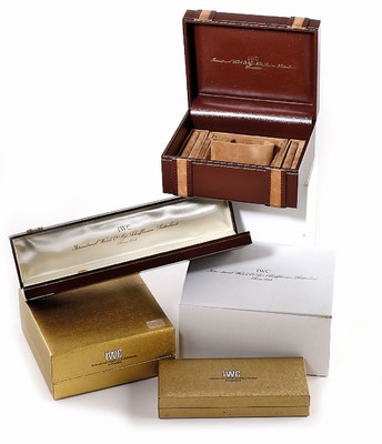 IWC 4 seltene Armbanduhr-Etuis, Schweiz um 1970, 2 braune und 2 goldfarbene Etuis, 1 davon m. Umkarton, in gutem gebrauchsfähigem Zustand