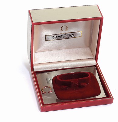 OMEGA seltene Armbanduhrbox, Schweiz um 1965, Original Zustand, Nutzsp. altersbed., M. ca. 64 x 128 x 106 mm, in gebrauchsfähigem Zustand