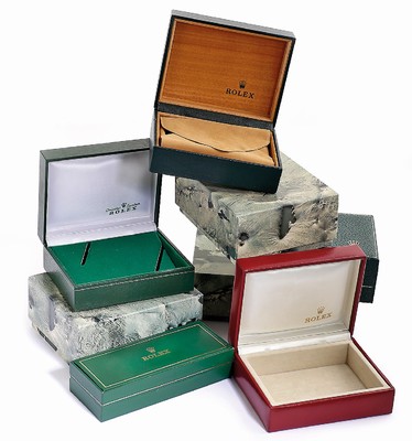 Konvolut: 5 gesuchte Rolex Armbanduhr Boxen,Schweiz um 1970, 4 grüne Boxen, 3 davon m. Umkarton, 1 rote Box, Inlay fehlend, im guten ...