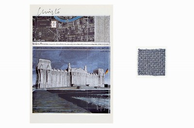 Christo, 1935-2000, Lot aus zwei Teilen: a. Multiple "Reichstag", handsigniert , Rahmen: 32.5 x 26.5 cm, b. original Stoffstück aus dem ...