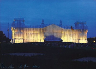 Christo, 1935 - 2000, Offset auf festem Karton, handsigniert von Christo und Jean-Claude, "verhüllter Reichstag", 50 x 70 cm, unter Glas, ...