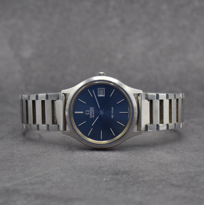 OMEGA De Ville Herrenarmbanduhr in Stahl, Schweiz um 1978, quarz, 2-teil. Geh., Boden aufgedr., Stahlband später, graues Zifferbl. m. aufges. ...