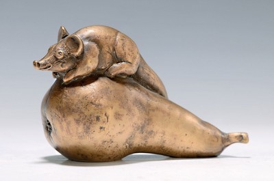 Gernot Rumpf, geb. 1941 Kaiserslautern, Bronzeskulptur, Maus auf einer Birne sitzend, Gießerstempel und Monogramm, ca. 8.5 x 13 cm, direkt vom ...