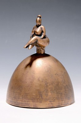 Gernot Rumpf, geb. 1941, Bronzeglocke mit Bekrönung, "Glocke mit Madame", Holzklöppel, guter Klang, monogrammiert vonbeiden, H. ca. 20 ...