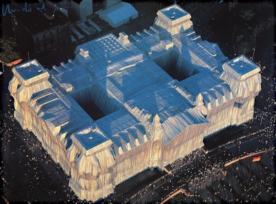 Christo, geb. 1935,, "Verh. Reichstag aus der Luft", großer Fotokunstdruck, handsigniert, Copyright Christo 1995, ca. 57 x 77 cm, PP, ...
