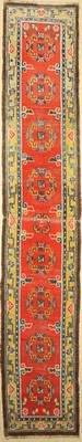 Gyantse Kloster-Teppich, Tibet, 19.Jhd, Wolle geknüpft auf Wolle, rare Kloster Galerie mit Lotus Motiven im Zentrum, ca. 445 x 80 cm, ...