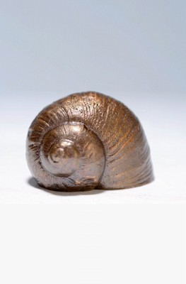 Paul Wunderlich, 1927/2010, Bronzeskulptur "Schneckenhaus",sign., dazu Buch Labrinthe, Skulptur ca. 5x3cm
