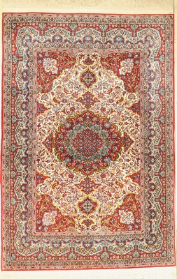 Sehr feiner Esfahan (18 Kheft), Persien, um 1940/50, Korkwolle geknüpft auf Seide, Bemerkenswerte feine Knüpfung, ca. 233 x 160 cm,ca. 1.2 Mio ...