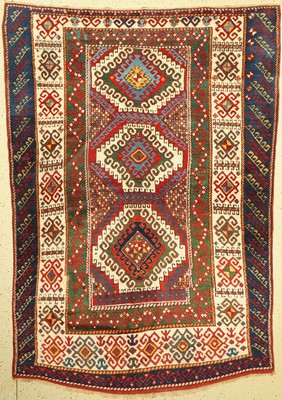 Borchalu Kazak antik, Südwestkaukasus, um 1900, Wolle geknüpft auf Wolle, Farbenprächtiger drei Medallion Borchalu mit breiter Zick-Zak Bordüre, ...