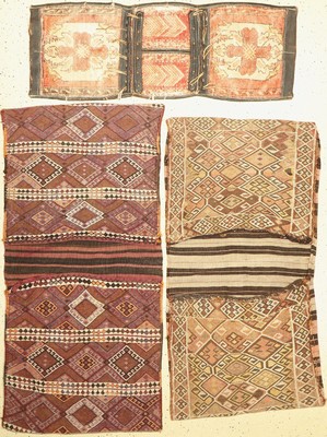 3 Türkische Doppeltaschen, eine mit Leder Aufsatz, um 1930/1940, Wolle auf Wolle, ca. 150 x 70 cm, Mittlere Gebrauchsspuren