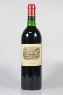 1 Flasche Chateau Lafite Rothschild 1980, Pauillac, Premier Grand Cru Classe, ca. 75cl, Füllstand into neck, hervorragender Erhaltungszustand, ...