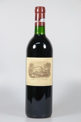 1 Flasche Chateau Lafite Rothschild 1990, Pauillac, ca. 75cl, 12.5% Vol., Füllstand into neck, unverkostet, selten im Angebot, 96 Parker Punkte, ...