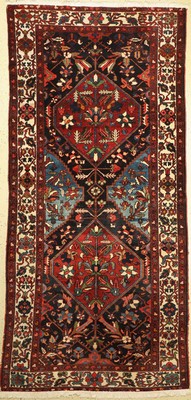 Bachtiar alt, Persien, um1950, Wolle auf Baumwolle, ca. 340 x 164 cm, verkürzt, Mittlere Gebrauchsspuren, seiten Abschlüsse teilweise offen