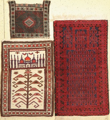Zwei Gebetsteppiche und eine Belutsch Tasche Afghanistan, ca. 60 Jahre, Wolle auf Wolle ca. 143 x 80 cm,ca, 120 x 80 cm,ca, 53 x 60 cmmittlere ...