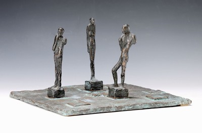 Norbert Marten, 1953 Lingen , Bronzeskulptur, Dialog/Drama-Dreieck/Monolog, drei Skulpturen auf Bronzeplatte, 29x28.5 cm, Figuren ca. 15-16 cm, ...