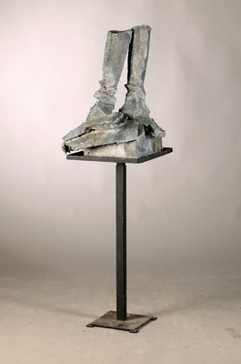 Margot Stempel-Lebert, geb. 1923 Landau - 2021, Ritterstiefel und Handschuhe, geschweißte Stahlskulptur, z.T. gegossen, Anspielung auf den ...