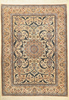 Feiner Esfahan(Seidengrund), Zentralpersien, um 1960, Korkwolle mit Seide geknüpft auf Seide Elegante Eslimi Muster auf hellem Seidengrund, ca. 216 ...
