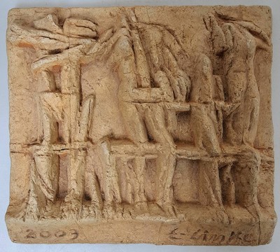 Eberhard Linke, geb. 1937 Laubau/Schlesien, relief mit Figuren, Terrakotta, abstr. figürliche Darstellung, dat. 2003 signiert, 17 x 18.5 cm