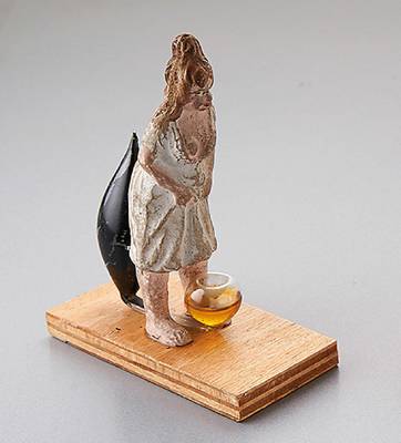 Ausgefallene Skulptur, Erotika, "Frau beim Wasserlassen", um 1900, Figur aus Pappmache, Glaskörper, ausgefallener Mechanismus, sek. auf ...