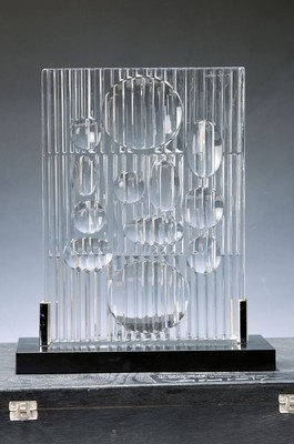 Viktor Vasarely, 1906 Pecs - 1997 Paris, "Erebus", Jahresobjekt für Rosenthal, dat. 1982, Glas geschliffen, auf schwarzer Holzplatte, ca. ...