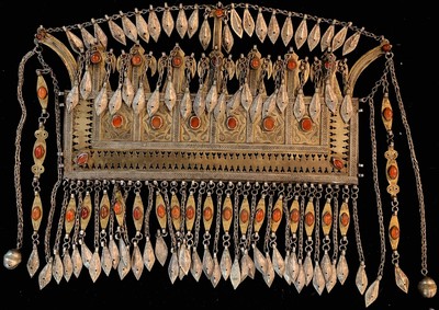 Tekke Brustschmuckplatte,(Göndschük),antik Turkmenistan, um 1900, Silber,Teilvergoldet, Karneole,ca. 30 x 15 cm, guter Zustand