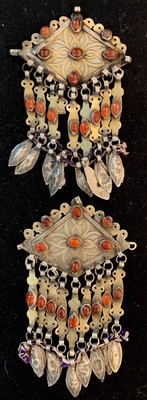 1 Paar Tekke Gewandschliessen,(Tschapraz), antik, Turkmenistan, um 1900, Silber, Teilver-goldet,Karneole, ca, 14 x 8 cm, guter Zustand