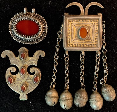 3 Tekke Ahänger(Dogdan), antik,Turkmenistan um 1900, Silber, Teilvergoldet, Karneole, ca,12 x 5 cm, 7 x 5 cm, 5 x 4 cm,guter Zustandd