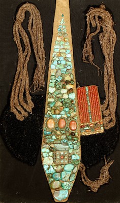 Ladakh Rückenschmuck(Zanskar), um 1900, Silber, Türkissteine, Korallen,Perlmuttperlen auf Filz ca, 80 x 46 cm, guter Zustand