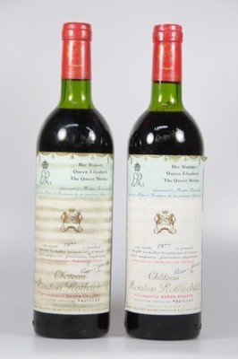 2 Flaschen Mouton Rothschild 1977 Pauillac, Premier Grand Cru Classe, ca. 75cl, Füllstand mid shoulder, Etikett leicht verschmutzt, unverkostet, ...