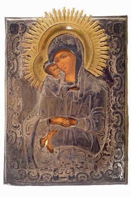 Ikone, Russland, um 1900, Gottesmutter mit Kind, Tempera auf Holz, reich geprägtes versilbertes Metalloklad mit vergoldeten Heiligenscheinen, unter ...