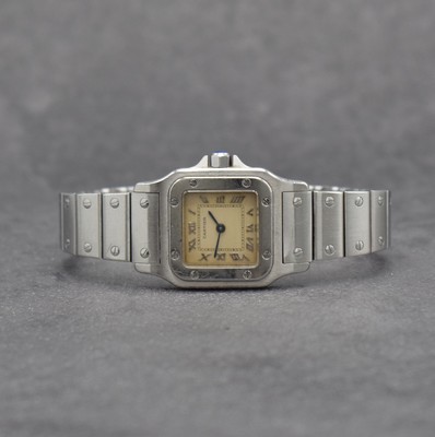 CARTIER Santos Damenarmbanduhr in Edelstahl Referenz 9057930, Schweiz 1990er Jahre, Gliederband m. Faltschl., quarz, Boden 8-fach verschr., silb. ...