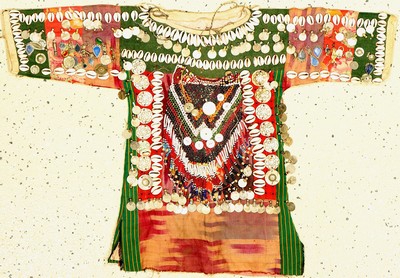 Tekke Kinderkleid antik, Turkmenistan, um 1900 aus verschiedenen Stoffmaterialen mit Kaurimuscheln, Glasperlen und Münzbehang 82 x 60 cm, guter ...