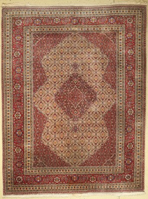 Täbriz fein, Persien, ca. 60 Jahre, Korkwolle, ca. 322 x 245 cm, Leichte Gebrauchsspuren, Mottefraß an den Rändern, Fleckig