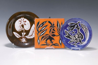 Jean Lurcat, 1892-1966, 3 Teile Keramik, 1x Fliese, Orangerot mit schwarz-weißem Dekor, ca. 20x20cm, 1x Teller, braun glasiert mit weißem Dekor, D. ...