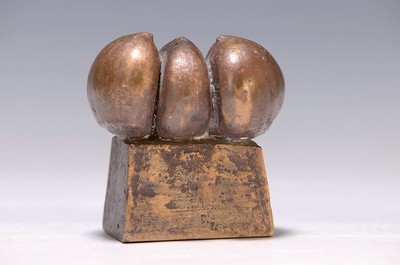 Gernot Rumpf, geb. 1941 Kaiserslautern, Kastanien, Bronzeskulptur, monogr., ca. 6cm