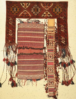 Konvolut aus Doppeltasche, Zeltband und Kapunuk, Turkmenistan, um 1930/1940, Wolle aufWolle, Kapunuk ca, 117 x 84 cm, Zeltband ca, 228 x 13 cm, ...