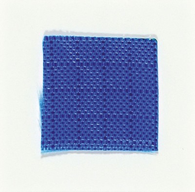 Christo, 1935-2020, Lot aus zwei Teilen: a. Multiple "The Umbrellas", R: 26,3x32,3 cm, b. kleines originales Stoffstück aus diesem ...