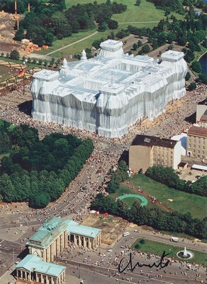 Christo, 1935-2020, zweiteiliges Lot: a. handsigniertes Multiple vom Projekt "Verhüllter Reichstag", unter Glas, R.26x20,5 cm, b. riesiges ...