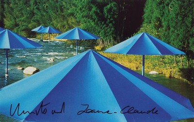 Christo und Jeanne-Claude, "Blue Umbrellas", Multiple, von beiden Künstlern handsign., unter Plexiglas gerahmt, Motiv ca. 10,5x16 cm, ...