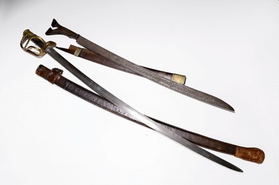 Säbel, wohl Frankreich, um 1900, leicht gekrümmte beidseitig gekehlte Klinge, Gefäß Messing, Griffschalen Holz (Wicklung fehlt), Lederscheide, L. ...