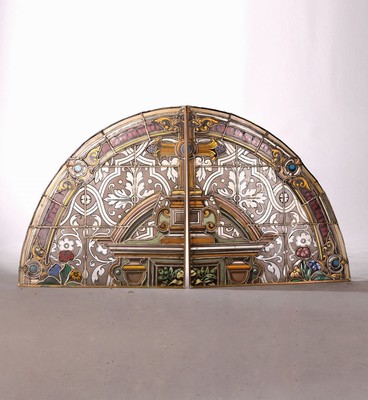 Paar Bleiglasfenster, wohl Belgien, um 1890, zwei Fenster in Viertelkreisform, zueinander gehörend bilden beide im Verbund den Giebel einer mit ...