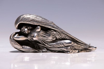 Ernst Fuchs, 1930-2015, Schutzengel, Bronzefigur, signiert und nummeriert 473, H. ca. 5cm, L. ca. 10 cm