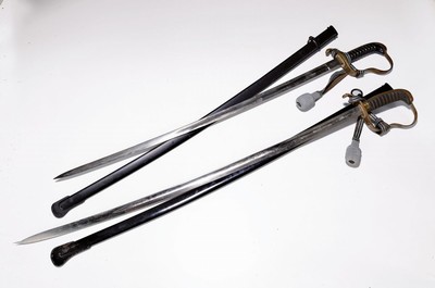 Zwei Säbel, sog. Galasäbel, 19. Jh., a. gemarkt mit WK & Co, Weyersberg & Kirschbaum u. Co., Griffbügel mit Durchbrucharbeit, einmal ohne Marke, ...