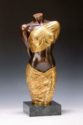 Willi Kissmer, 1951-2018, Bronzeskulptur, weiblicher Torso mit hinter dem Rücken verschränkten Armen, teilvergoldet, sign., num. 15/99, ...