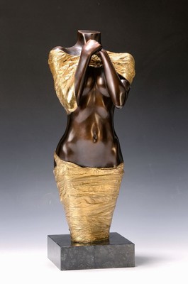 Willi Kissmer, 1951-2018, Bronzeskulptur, weiblicher Torso mit vorne gefalteten Händen, teilvergoldet, sign., num. 9/49, Marmorsockel , Gesamth. ...