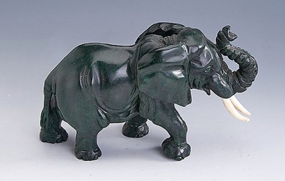 Skulptur "Elefant" aus Nephrit, naturalistische Darstellung eines schreitenden Elefanten, det. Ausarbeitung, Betonung der Kraft und ...