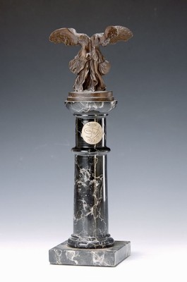 Salvador Dali, 1904 - 1988, Bronzeskulptur, "Double victoire de Samothrace", auf der Plinthe signiert und num. B 104, Silber Medaillon mit ...